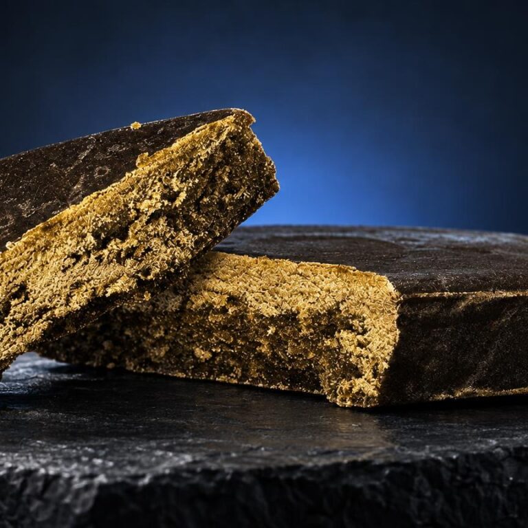 Drei braun-goldene, kompakte Blöcke mit poröser Textur nebeneinander auf dunklem Untergrund, Bubble Hash Produkt