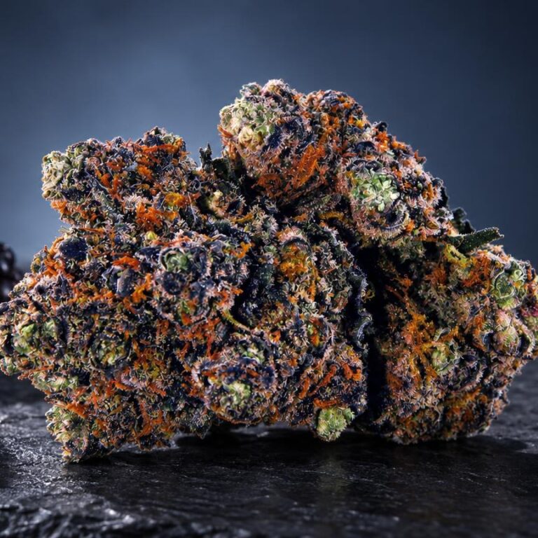 Cannabis kaufen: Blüte Purple Haze in Szene gesetzt