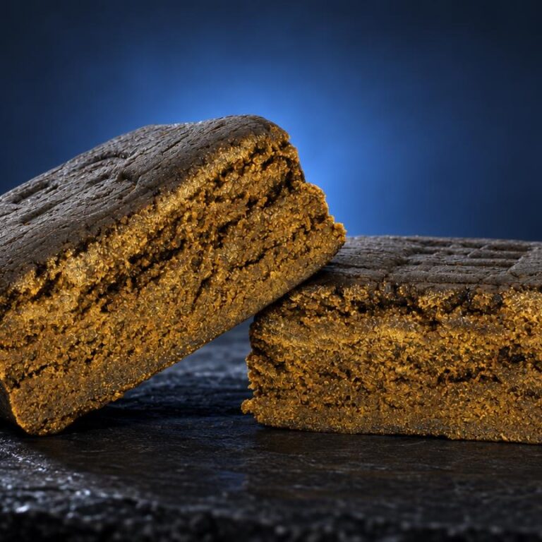 Zero Zero Hash: zwei Stücke Triple Zero mit goldgelber Krume und dunkelgrauer Oberfläche auf schwarzem Untergrund